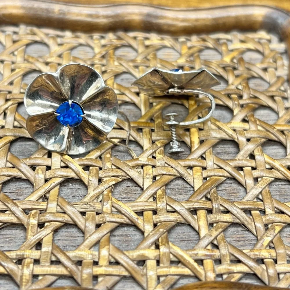 Vintage Silver Flower Shaped Earrings | Screw Back - Picture 7 of 13